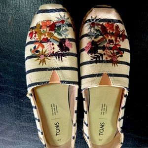 Tom’s Floral Flats Size 7